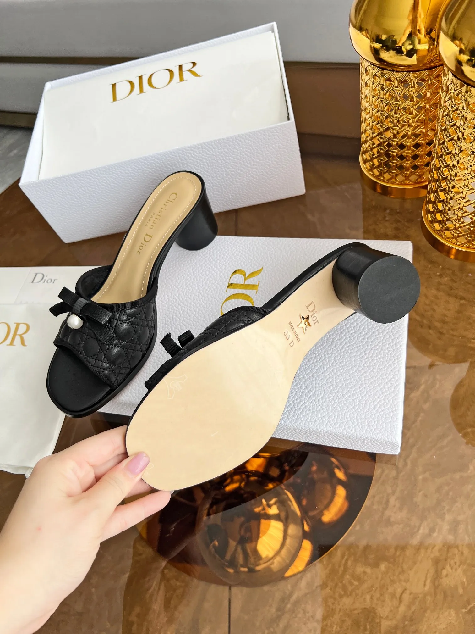 💕💕Factory direct selling price p480💕💕 🔥🔥Hot model👟👟DIOR 2025 early spring new product top version~ Original mold opening, 1:1 reproduction, original Italian last, purchasing agent level, original order quality. The Dway heeled sandals reinterpret Dior's iconic piece for an elegant look. The upper's delicate buckle strap highlights the 'CHRISTIAN DIOR' signature embroidery. Exquisite style. It is an ideal item to match with formal looks. ✅Outsole: original leather outsole imported from Italy. The sole is decorated with Christian Dior's lucky star symbol. ✅Size: 35～39 (40-41🉑customized). ✅Packaging: full set of original counter packaging.